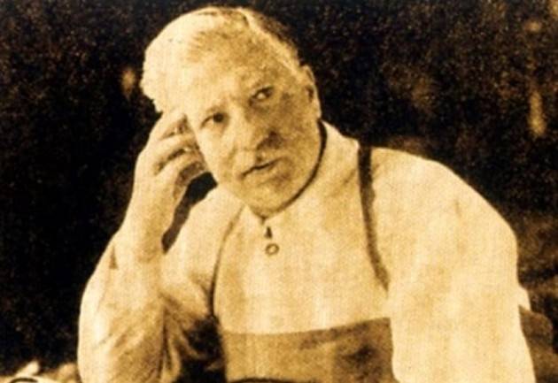 AccaddeOggi Cremona  29 ottobre 1930 Il maestro liutaio Giuseppe Fiorini dona i cimeli stradivariani