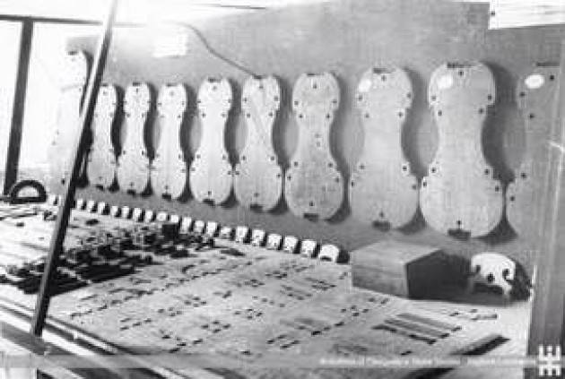 AccaddeOggi Cremona  29 ottobre 1930 Il maestro liutaio Giuseppe Fiorini dona i cimeli stradivariani