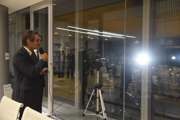 LNews-NUOVO PRIMATO PER REGIONE LOMBARDIA, PRESIDENTE FONTANA PARLA CON PALAZZO PIRELLI ATTRAVERSO UN COLLEGAMENTO 'VIA LUCE'