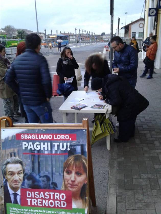 Continua Raccolta firme ‘#BastaTrenord’ alla stazione di Crema