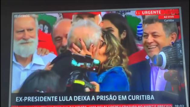 Accolta la richiesta della difesa #Lula è libero. L'ex presidente del Brasile è uscito dal carcere (Video)