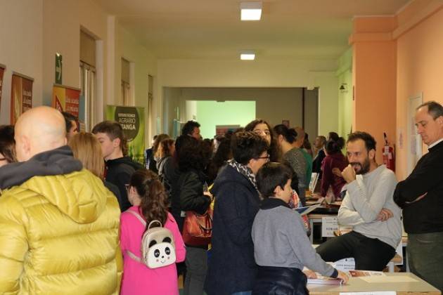 Cremona Alla scuola Virgilio di Cremona un Piccolo Salone degli studenti |Alessandra Fiori 