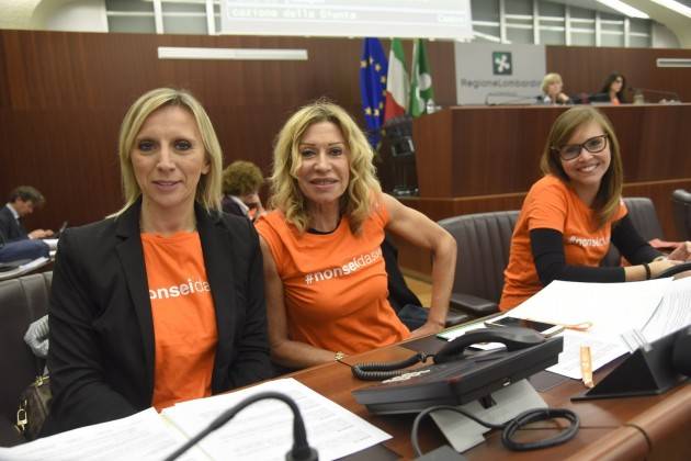 LNews-CONTRASTO VIOLENZA DONNE, CON LE MAGLIETTE ARANCIONI HA PRESO OGGI IL VIA LA SETTIMANA DI SENSIBILIZZAZIONE REGIONALE