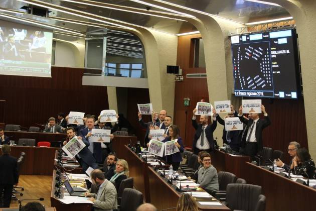 Il M5S Lombardo protesta in Cons.Reg. con cartelli ‘I treni non sono merci di scambio’ e chiede dimissioni l’ Assessore Terzi