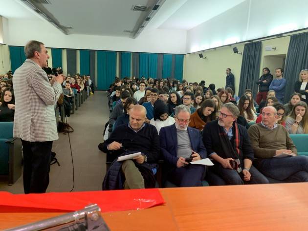 Cremona Tanti giovani cittadini al convegno su Legalità e antimafia utilizzo dei beni confiscati  organizzato dalla Cgil