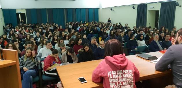 Cremona Tanti giovani cittadini al convegno su Legalità e antimafia utilizzo dei beni confiscati  organizzato dalla Cgil