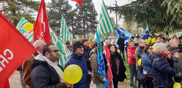 Con le mamme in prima fila Cremona unita  dice  NO al ridimensionamento UTIN (Video G.C.Storti)