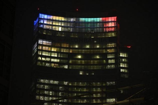 LNews-OLIMPIADI. PALAZZO LOMBARDIA ILLUMINATO CON I COLORI DEI 5 CERCHI OLIMPICI PER CELEBRARE FIRMA ATTO COSTITUTIVO