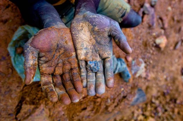 Pianeta Migranti Cremona. Uganda: schiavi delle imprese minerarie scavano a mani nude