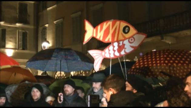 Tante Sardine in p.zza della Pace a Cremona La manifestazione su chiude cantando  Bella Ciaoo