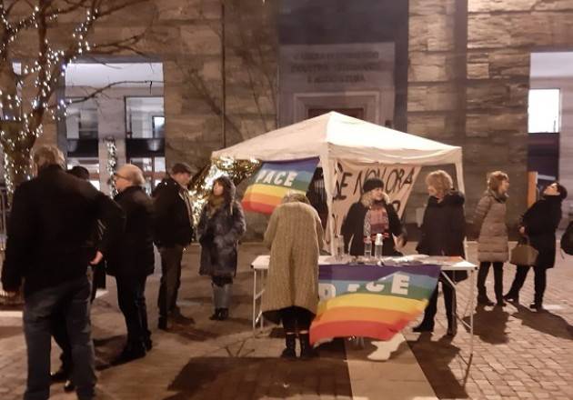 Cremona #IoAccolgo Molte le firme raccolte  nel flashmob   di oggi sabato 21 dicembre