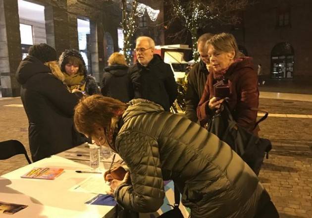 Cremona #IoAccolgo Molte le firme raccolte  nel flashmob   di oggi sabato 21 dicembre