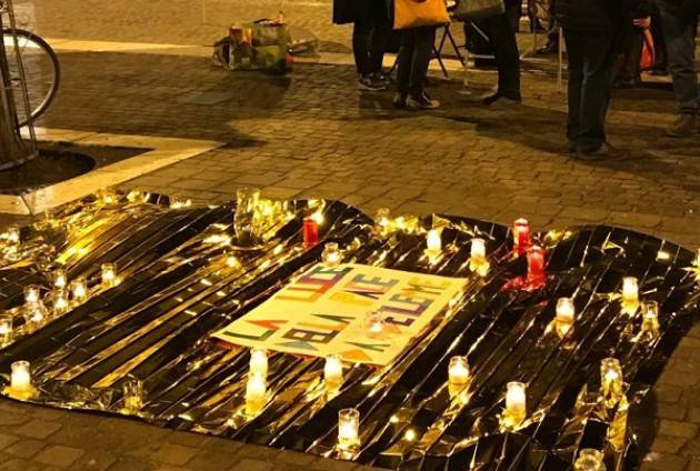 Cremona #IoAccolgo Molte le firme raccolte  nel flashmob   di oggi sabato 21 dicembre