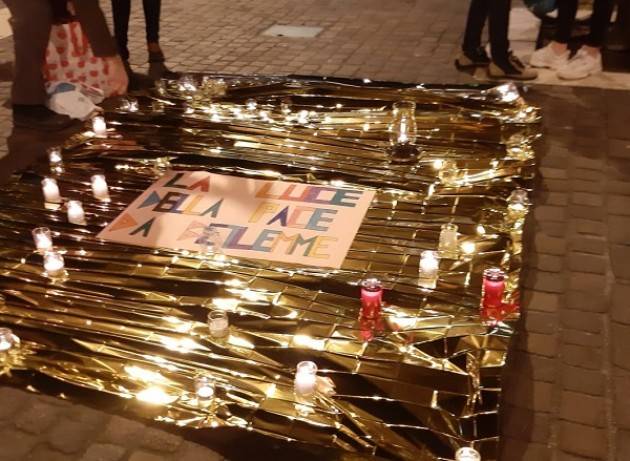 Cremona #IoAccolgo Molte le firme raccolte  nel flashmob   di oggi sabato 21 dicembre