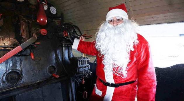 Babbo Natale 10.Trenord Babbo Natale Porta I Treni Ma Il Suo Viaggio Durera Quasi 10 Anni Dario