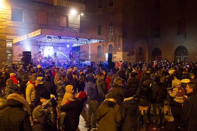 Il 2020 è arrivato anche a Cremona  Tanta gente allegra alla festa (Video)