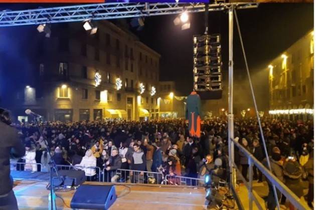 Il 2020 è arrivato anche a Cremona  Tanta gente allegra alla festa (Video)
