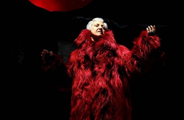 Teatro Ponchielli Cremona MARIA PAIATO IN MADRE COURAGE E I SUOI FIGLI DI B. BRECHT il 9 e10 gennaio