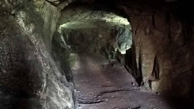 Il sito archeologico di Miragliano .. Lato Est del fiume Mazaro con sepolcri, catacombe e  la bizzarra effige... di un extra-terrestre ?
