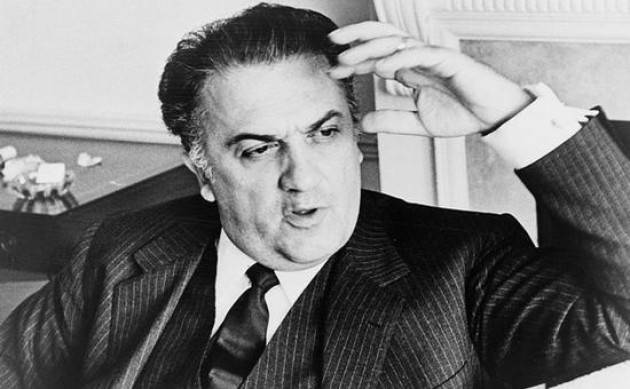 Federico Fellini nasceva 100 anni fa: la storia d’amore con Giulietta, il film più bello