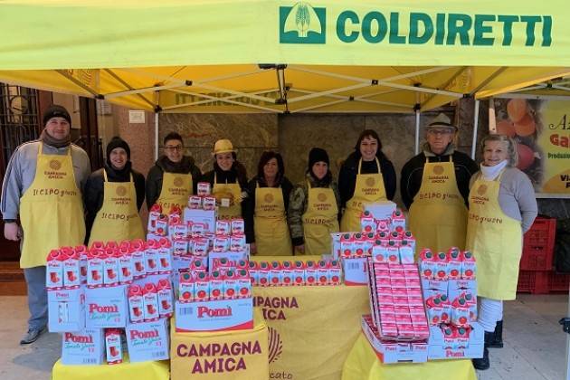 Questa mattina si fa il pieno di vitamina C al mercato di Campagna Amica di Cremona