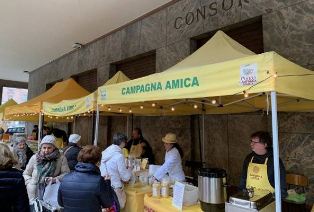 Questa mattina si fa il pieno di vitamina C al mercato di Campagna Amica di Cremona