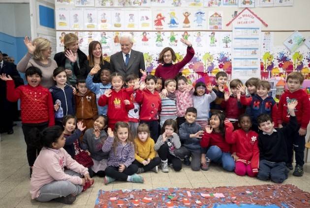 Mattarella ha fatto una visita a sorpresa a una scuola con molti alunni cinesi