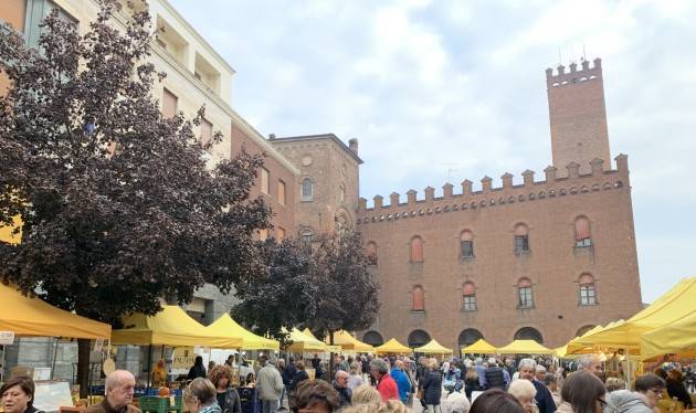 Campagna Amica domenica in piazza Stradivari a Cremona