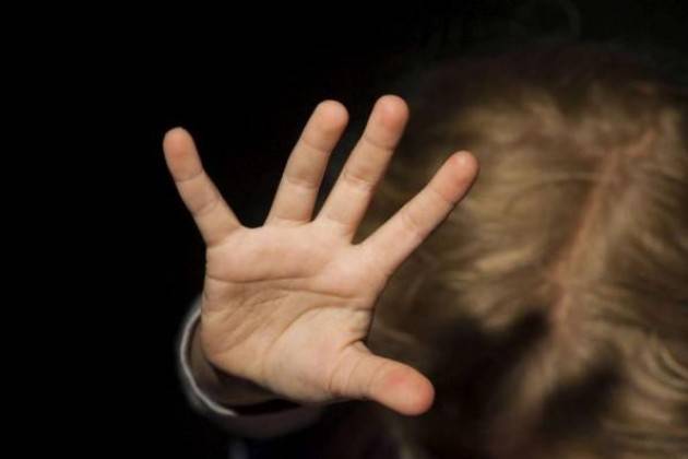 Abusi sessuali sulle bimbe, arrestate due mamme e un papà
