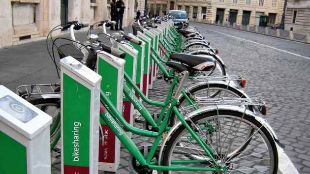 In città camminare, bici e trasporti pubblici restano le opzioni di mobilità più ecologiche rispetto agli scooter elettrici o ai viaggi in auto