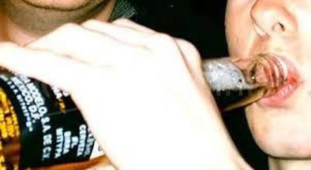 Un 15enne ha chiuso la madre in camera per fare un festino con gli amici