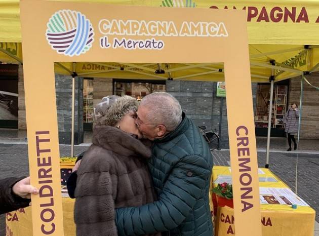 San Valentino, galleria di baci degli innamorati cremonesi al Mercato di Campagna Amica