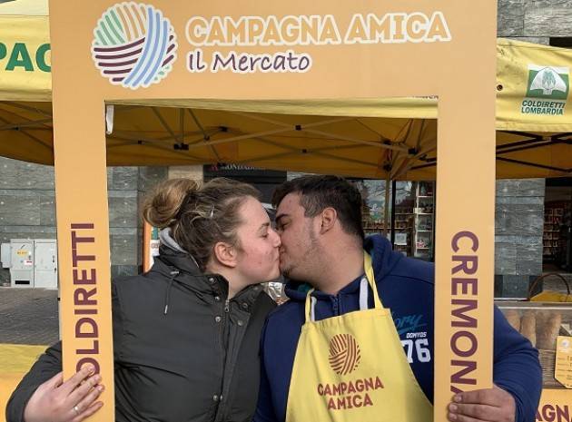 San Valentino, galleria di baci degli innamorati cremonesi al Mercato di Campagna Amica