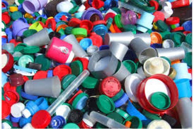 LNews-Focus. UTILIZZO CONSAPEVOLE PLASTICA. FONTANA E CATTANEO: PROMUOVERE CAMBIAMENTO, INSTALLAZIONI A PALAZZO LOMBARDIA