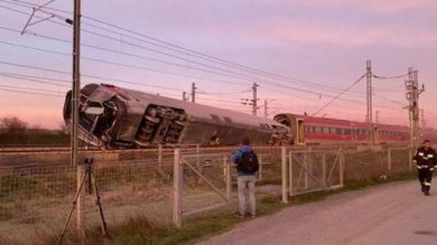 Lodi, al via la rimozione delle carrozze del treno deragliato