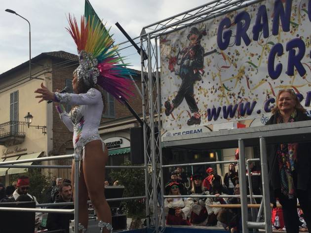 Carnevale di Crema Domenica 16 era primavera , le ballerine brasiliane hanno calamitato gli sguardi | Video E.Mandelli