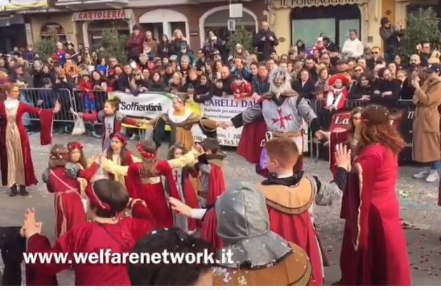 Carnevale di Crema Domenica 16 era primavera , le ballerine brasiliane hanno calamitato gli sguardi | Video E.Mandelli