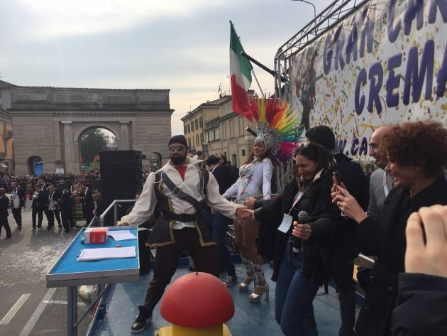 Carnevale di Crema Domenica 16 era primavera , le ballerine brasiliane hanno calamitato gli sguardi | Video E.Mandelli