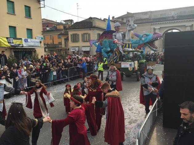 Carnevale di Crema Domenica 16 era primavera , le ballerine brasiliane hanno calamitato gli sguardi | Video E.Mandelli