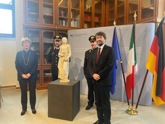 GERMANIA-ITALIA: FRANCESCHINI RESTITUISCE A FAMIGLIA EBREA TEDESCA UNA STATUA DELLA ROBBIA SOTTRATTA DAI NAZISTI