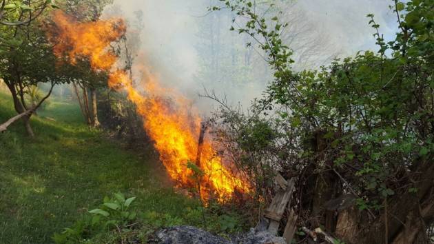 Piemonte: la Regione dichiara lo stato di massima pericolosità incendi e poi approva le deroghe per l’abbruciamento all’aperto