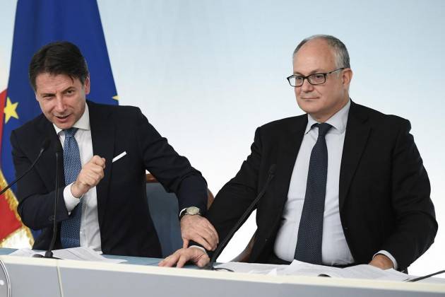 Coronavirus, Conte: ''Pronti 7,5 miliardi per famiglie e imprese''. Rinviato referendum taglio parlamentari