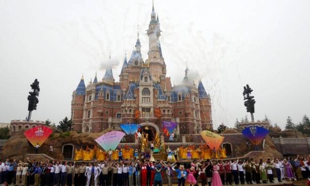 A Shanghai riapre il parco Disney. ''Ma attenti al troppo ottimismo''