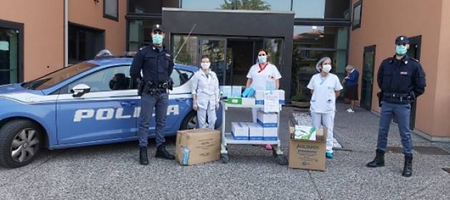 La Polizia di Stato a Brescia consegna i guanti in lattice agli Spedali Civili