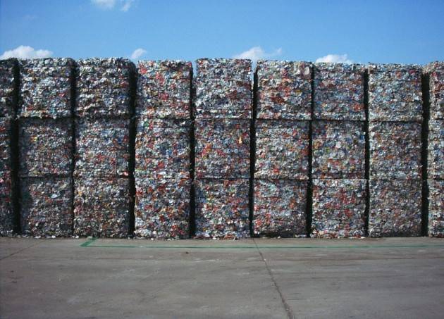 Crescono i rifiuti da imballaggio recuperati in Italia, ma la collocazione sul mercato arranca