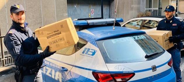 Agenti salvano una donna e trovano 600 mascherine
