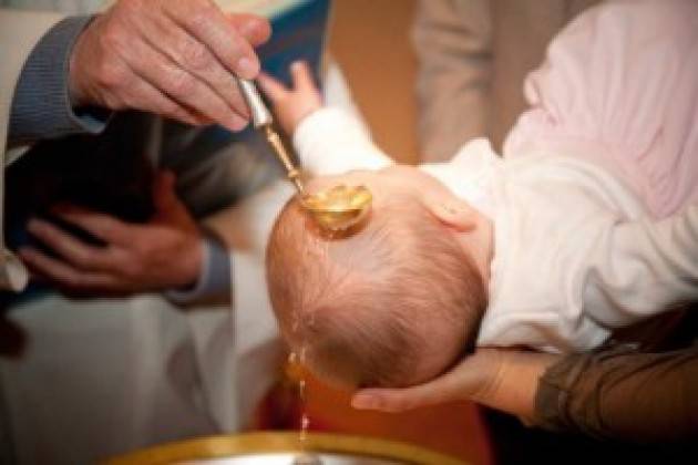Coronavirus, battezza un bimbo come se niente fosse: prete denunciato a Napoli