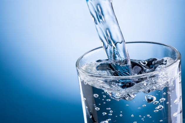L’acqua minerale costa 6mila volte tanto quella del rubinetto, ma ne compriamo sempre di più