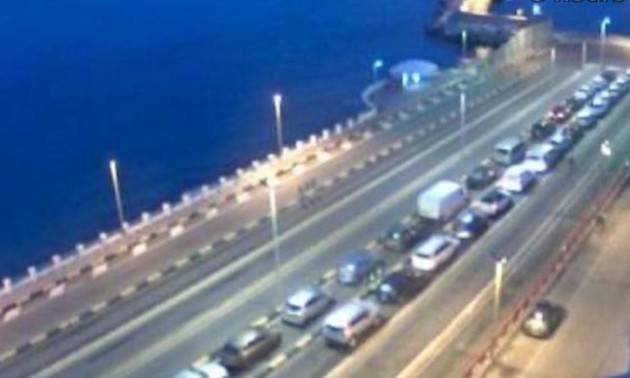 Stretto di Messina, 40 auto bloccate all’imbarco