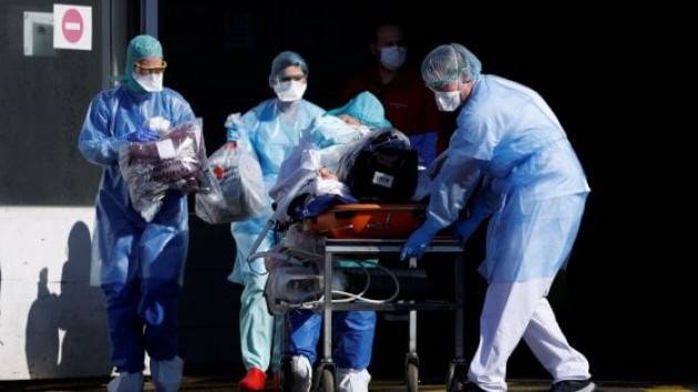 I medici impegnati contro il virus rischiano l'esaurimento